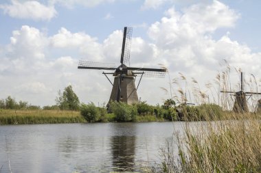 Hollanda 'da Kinderdijk, Rotterdam' daki ünlü turizm sahasında yel değirmenleri olan kırsal bölge. Eski Hollanda köyü Kinderdijk, UNESCO dünya mirası sahası.