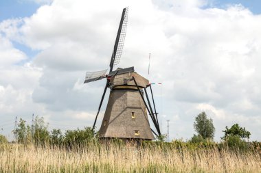 Hollanda 'da Kinderdijk, Rotterdam' daki ünlü turizm sahasında yel değirmenleri olan kırsal bölge. Eski Hollanda köyü Kinderdijk, UNESCO dünya mirası sahası.