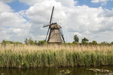 Hollanda 'da Kinderdijk, Rotterdam' daki ünlü turizm sahasında yel değirmenleri olan kırsal bölge. Eski Hollanda köyü Kinderdijk, UNESCO dünya mirası sahası.
