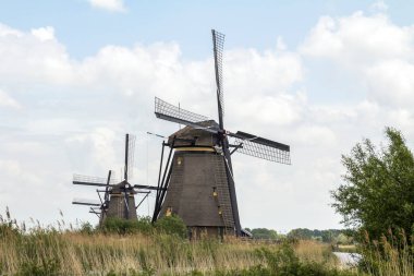 Hollanda 'da Kinderdijk, Rotterdam' daki ünlü turizm sahasında yel değirmenleri olan kırsal bölge. Eski Hollanda köyü Kinderdijk, UNESCO dünya mirası sahası.