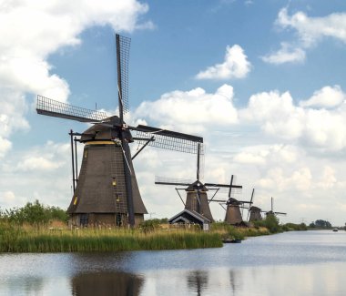 Hollanda 'da Kinderdijk, Rotterdam' daki ünlü turizm sahasında yel değirmenleri olan kırsal bölge. Eski Hollanda köyü Kinderdijk, UNESCO dünya mirası sahası.