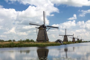 Hollanda 'da Kinderdijk, Rotterdam' daki ünlü turizm sahasında yel değirmenleri olan kırsal bölge. Eski Hollanda köyü Kinderdijk, UNESCO dünya mirası sahası.