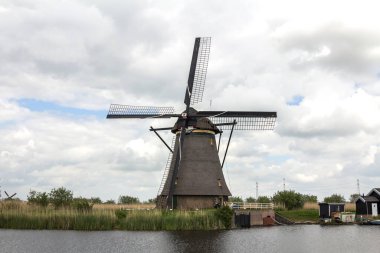 Hollanda 'da Kinderdijk, Rotterdam' daki ünlü turizm sahasında yel değirmenleri olan kırsal bölge. Eski Hollanda köyü Kinderdijk, UNESCO dünya mirası sahası.