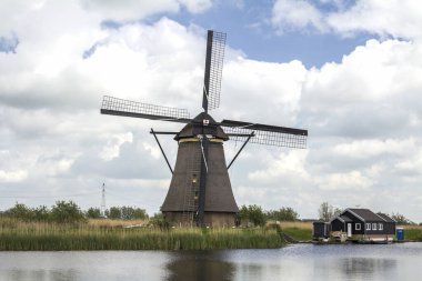 Hollanda 'da Kinderdijk, Rotterdam' daki ünlü turizm sahasında yel değirmenleri olan kırsal bölge. Eski Hollanda köyü Kinderdijk, UNESCO dünya mirası sahası.