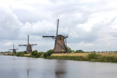 Hollanda 'da Kinderdijk, Rotterdam' daki ünlü turizm sahasında yel değirmenleri olan kırsal bölge. Eski Hollanda köyü Kinderdijk, UNESCO dünya mirası sahası.