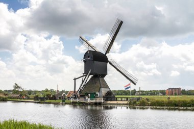 Hollanda 'da Kinderdijk, Rotterdam' daki ünlü turizm sahasında yel değirmenleri olan kırsal bölge. Eski Hollanda köyü Kinderdijk, UNESCO dünya mirası sahası.
