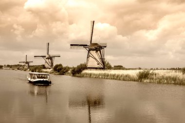 Hollanda 'da Kinderdijk, Rotterdam' daki ünlü turizm sahasında yel değirmenleri olan kırsal bölge. Eski Hollanda köyü Kinderdijk, UNESCO dünya mirası sahası.