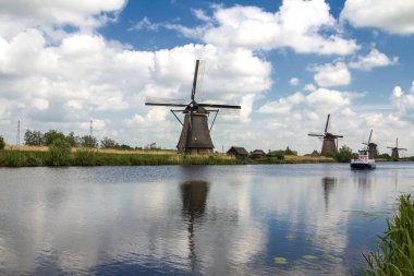 Hollanda 'da Kinderdijk, Rotterdam' daki ünlü turizm sahasında yel değirmenleri olan kırsal bölge. Eski Hollanda köyü Kinderdijk, UNESCO dünya mirası sahası.