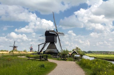 Hollanda 'da Kinderdijk, Rotterdam' daki ünlü turizm sahasında yel değirmenleri olan kırsal bölge. Eski Hollanda köyü Kinderdijk, UNESCO dünya mirası sahası.