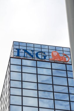ROTTERDAM, NETHERLANDS - 9 Mayıs 2019: ING Bank Binası. ING, merkezi Amsterdam 'da bulunan çok uluslu bir Hollanda bankacılık ve finansal hizmet şirketidir.