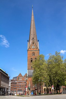 Hamburg, Almanya, 11 Mayıs 2019: Hamburg şehir merkezindeki tarihi Saint James Kilisesi