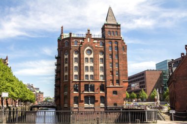 Hamburg 'da HafenCity Mahallesi' nde bulunan ünlü Speicherstadt deposu. Hamburg