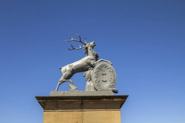  Almanya 'da Yeni Kale' nin (Neues Schloss) ana girişinin önünde armalı geyik heykeli, Stuttgart