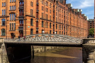 Hamburg 'da HafenCity Mahallesi' nde bulunan ünlü Speicherstadt deposu. Hamburg