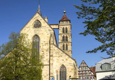 Stadtkirche St. Dionys Kilisesi. Esslingen 'de uzun çan kuleleri var..