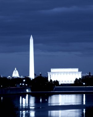Lincoln Anıtı, Washington Anıtı ve ABD Kongre Binası da dahil olmak üzere Washington DC silueti