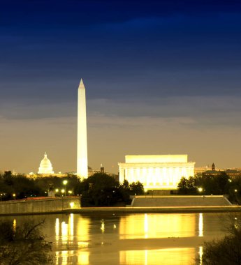 Lincoln Anıtı, Washington Anıtı ve ABD Kongre Binası da dahil olmak üzere Washington DC silueti