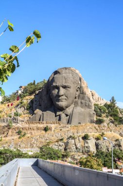 Çağdaş Türkiye 'nin kurucusu Atatürk Heykeli, Buca