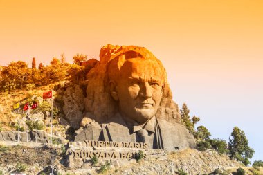 Çağdaş Türkiye 'nin kurucusu Atatürk Heykeli, Buca