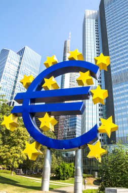 FRANKFURT, GERMANY: Avrupa Merkez Bankası 'ndaki Meşhur Büyük Euro İşareti. Banka 1998 yılında Amsterdam Antlaşması ile kuruldu.