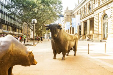 FRANKFURT. Frankfurt Borsası 'nda bir boğa ve ayının heykeli. Almanya
