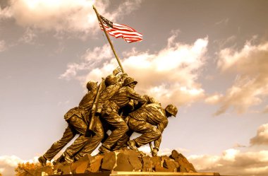 Wash DC, ABD 'deki Iwo Jima Memorial Hastanesi. 1775 'ten beri ülkelerini savunurken ölen Birleşik Devletler Deniz Kuvvetleri' nin tüm personeline adanmış bir anma töreni..