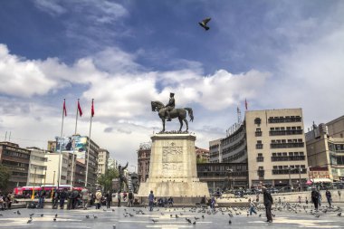 ANKARA, TURKEY: Çağdaş Türkiye 'nin kurucusu Atatürk Heykeli, Ulus, Ankara