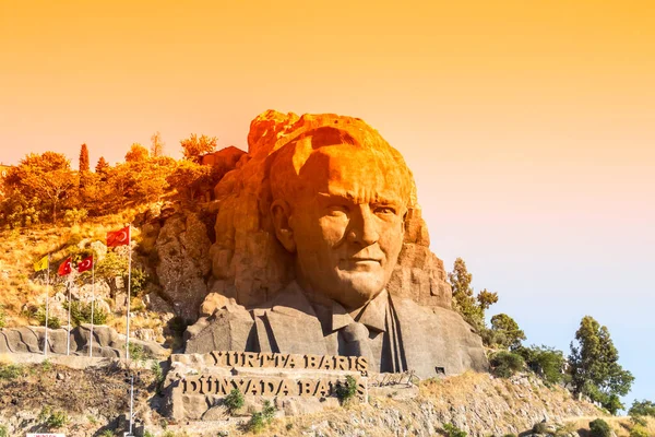 Çağdaş Türkiye 'nin kurucusu Atatürk Heykeli, Buca
