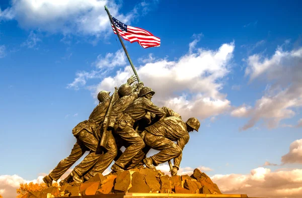 Wash DC, ABD 'deki Iwo Jima Memorial Hastanesi. 1775 'ten beri ülkelerini savunurken ölen Birleşik Devletler Deniz Kuvvetleri' nin tüm personeline adanmış bir anma töreni..