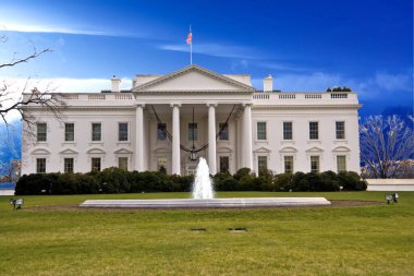 Derin mavi gökyüzünde Beyaz Saray