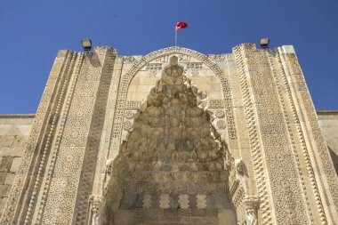 Caravanserai Sultanhani Sultan Alaaddin Keykubat tarafından 1229 yılında inşa edilmiştir. Konya yolunda Seljuk döneminde İpek Yolu 'nun önemli bir noktasıydı.