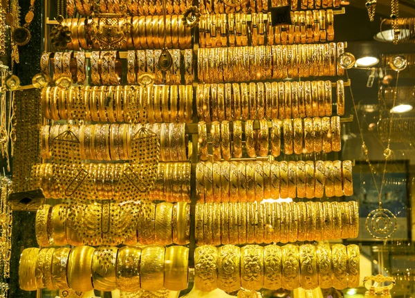 그랜드 가게의 배경으로 금팔찌로 목걸이들이 줄지어 터키의 이스탄불 — 스톡 사진