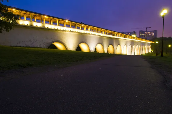 Aqueduto Rostokinskiy à noite — Fotografia de Stock