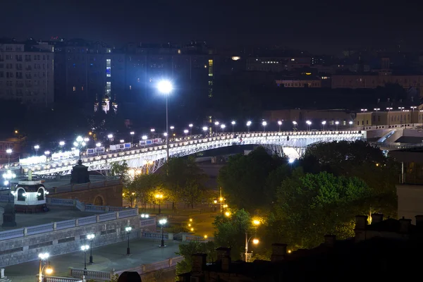 La vue sur la ville depuis un grand bâtiment — Photo