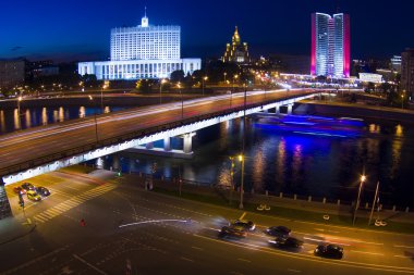 Yüksek bir binanın şehirden görünüm