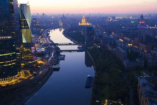 Het uitzicht op de stad vanaf een hoog gebouw — Stockfoto