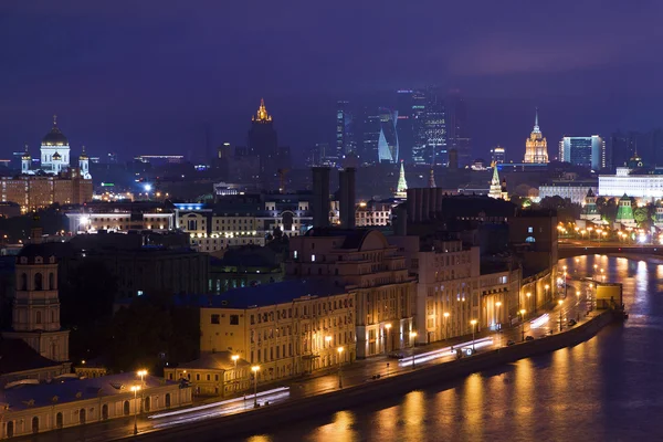 Blick von einem hohen Gebäude auf die Stadt — Stockfoto