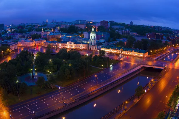 Вид на місто з високого будинку — стокове фото