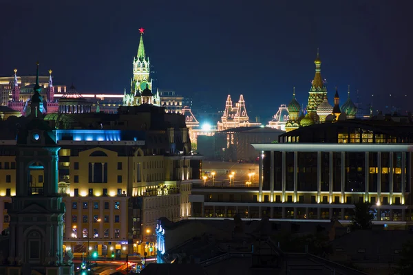 Blick von einem hohen Gebäude auf die Stadt — Stockfoto