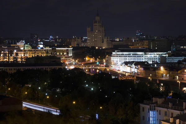 Вид на місто з високого будинку — стокове фото