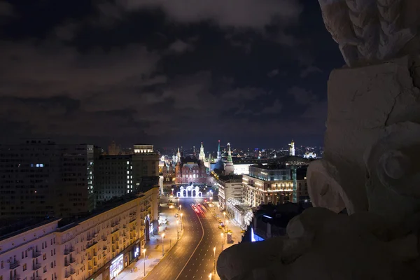 La vue sur la ville depuis un grand bâtiment — Photo