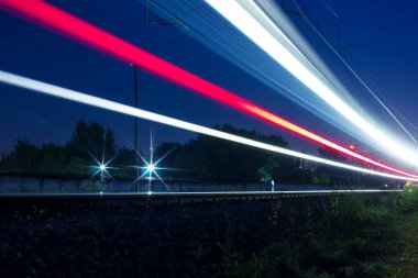 Elektrik treni, 2021 yazında Moskova 'nın Otradnoye bölgesindeki köprünün altında çekilen çok güzel bir far izi bıraktı. Tren, gökyüzü, trafik..