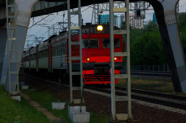 Elektrische Trein Liet Een Prachtig Spoor Van Koplampen Achter Foto — Stockfoto