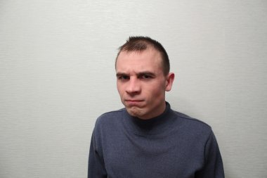 Genç adam duyguları ifade etme