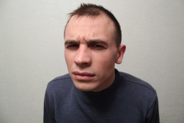 Genç adam duyguları ifade etme