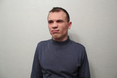 Genç adam duyguları ifade etme