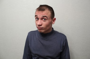 Genç adam duyguları ifade etme