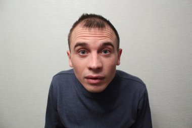 Genç adam duyguları ifade etme