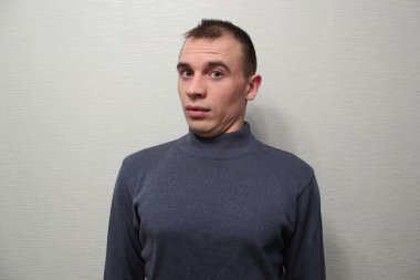 Farklı duygular ifade adam