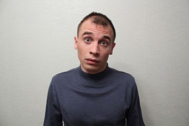 Farklı duygular ifade adam